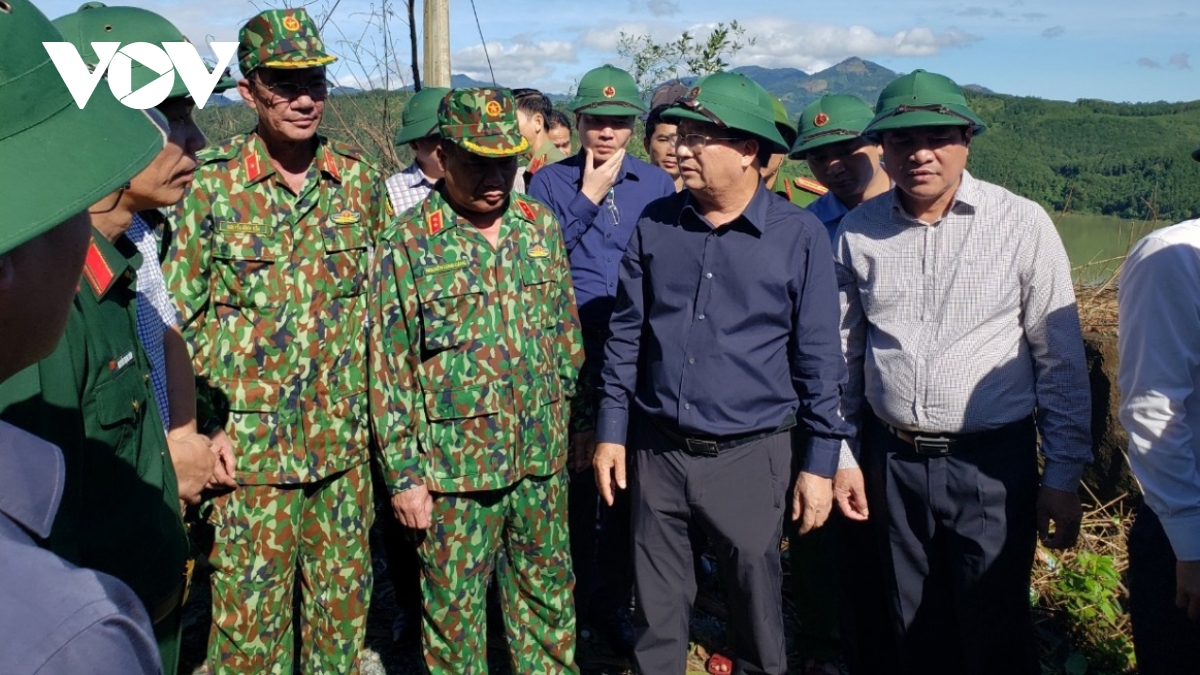 Deputy PM guides rescue work following landslides in Nam Tra My district